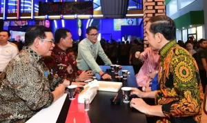 Menparekraf, Sandiaga Uno resmi diumumkan oleh PPP dan ungkap alasan akan sering mengenakan batik berwarna hijau kepada Presiden Jokowi. ANTARA/Biro Pers Sekretariat Presiden.
