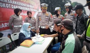 Tingkatkan Keselamatan Berkendara, Satlantas Polresta Bogor Periksa Kesehatan Sopir Angkot dan Pengemudi Ojol Tingkatkan Keselamatan Berkendara, Satlantas Polresta Bogor Periksa Kesehatan Sopir Angkot dan Pengemudi Ojol