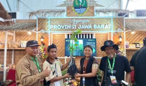Hadiri PENAS di Padang P4S Sukahati Mandiri Kabupaten Bogor Bagikan Bibit Anggur