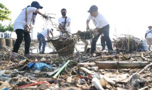 Pelindo Collects 1.7 tons of Waste during Semarang Beach Cleanup Action Pelindo Collects 1.7 tons of Waste during Semarang Beach Cleanup Action