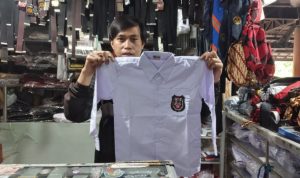 Pendaftaran PPDB Dimulai, Pedagang Seragam Pasar Kosambi Tambah Stok