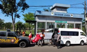 Petugas saat mengevakuasi mayat yang ditemukan di Halte Jalan Jakarta, Jumat, 30 Juni 2023. Jabar Ekspres/Hendrik muchlison.