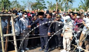 Pimpinan Pondok Pesantren (Ponpes) Al Zaytun, Panji Gumilang bungkam soal demo tapi sempat sapa ribuan massa dan wartawan. Radar Indramayu/Kholil Ibrahim.