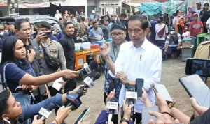 Presiden Jokowi disambut lagu Selamat Ulang Tahun saat berkunjung ke Pasar Parung dan Pasar Prumpung, Gunung Sindur, Bogor. NTARA/Indra Arief Pribadi.