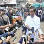 Presiden Jokowi disambut lagu Selamat Ulang Tahun saat berkunjung ke Pasar Parung dan Pasar Prumpung, Gunung Sindur, Bogor. NTARA/Indra Arief Pribadi.