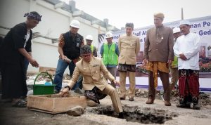 Serap APBD Rp37 Miliar, Revitalisasi Lanjutan Poliklinik RSUD Kota Bogor Dimulai Wali Kota Bogor, Bima Arya saat simbolisasi peletakan batu pertama pembangunan Gedung Poliklinik RSUD Kota Bogor, Sabtu (3/6). (Yudha Prananda / Jabar Ekspres)