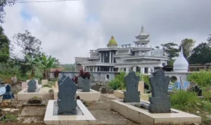 VIRAL! Rumah Mewah di Kuburan Ternyata Milik TNI! VIRAL! Rumah Mewah di Kuburan Ternyata Milik TNI!