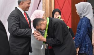 Siswa tampak mencium tangan Kepala SMAN 1 Soreang Arif Hardiana saat acara lepas pisah siswa SMAN 1 Soreang, Kabupaten Bandung di Sutan Raja Hotel and Convention Centre, Kamis 15 Juni 2023.
