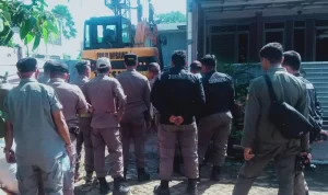 Satpol PP Robohkan Bangunan Garasi yang Tak Punya Izin! Satpol PP Robohkan Bangunan Garasi yang Tak Punya Izin