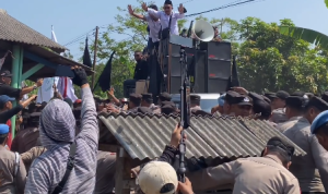 Ricuh! Demo Ponpes Al-Zaytun Kian Memanas, Massa Aksi Terobos Barisan Polisi!