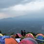 Hundreds of Tourists Enjoy Temiangan Hill "Land Above The Clouds" Tour