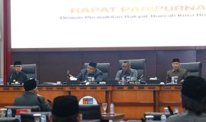 Wali Kota Bogor Bima Arya bersama para pimpinan DPRD Kota Bogor saat menggelar Rapat Paripurna. (Yudha Prananda/Jabar Ekspres)