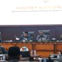 Wali Kota Bogor Bima Arya bersama para pimpinan DPRD Kota Bogor saat menggelar Rapat Paripurna. (Yudha Prananda/Jabar Ekspres)
