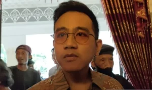 Wali Kota Surakarta Gibran Rakabuming Raka ogah tanggapi isu Kaesang Pangarep maju pada Pilkada 2024 mendatang. ANTARA/Aris Wasita.