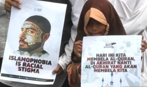 Warga Irak Bakar Salinan Al-Quran di Luar Masjid di Swedia Saat Idul Adha