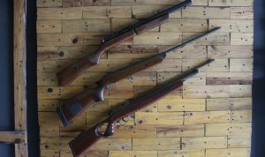 Pedagang Senapan Angin di Cipacing Hari Ini Tiga buah senapan angin yang diperjual belikan, di kawasan Cipacing, Kabupaten Bandung. (Pandu Muslim/Jabarekspres.id)