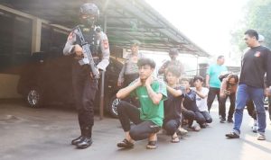 Anggota genk motor GRS saat digelandang ke Mapolres Cimahi usai ugal-ugalan di jalan raya. Mereka positif mengonsumsi obat-obatan terlarang. / Cecep Herdi
