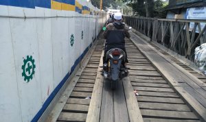 Kementerian PUPR Atur Ulang Jadwal Penutupan Total Jembatan Bailey Cikereteg Pengendara melintas di Jembatan Bailey Cikereteg. Foto : Sandika Fadilah /Jabarekspres. Com