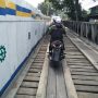 Pengendara melintas di Jembatan Bailey Cikereteg. Foto : Sandika Fadilah /Jabarekspres. Com