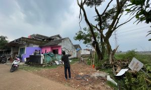 Angin Puting Beliung Hantam Baleendah Kabupaten Bandung, 141 Rumah Rusak Sebanyak 141 Rumah Terdampak Akibat Angin Puting Beliung di Baleendah Kabupaten Bandung. Foto Agi Jabarekspres