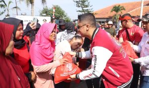 Sambut HUT Bandung Barat ke-16, Pemda Gelar Rangkaian Acara Dok. Bupati Bandung Barat, Hengky Kurniawan saat memberikan sembako kepada masyarakat. Selasa (6/23). Foto Jabarekspres