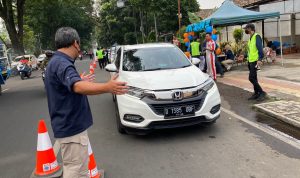 Petugas mengarahkan pengendara untuk mengikuti uji emisi di depan Gedung 4 Kota Cimahi, Selasa (6/6).