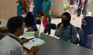 Ist. Orang tua siswa saat melakukan pendaftaran di PPDB tahun lalu. Foto. Sandi Nugraha.
