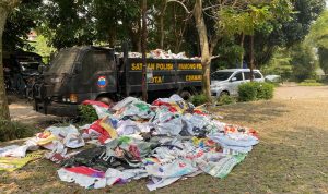 Satpol PP Gencar Programkan OTT Pemasang Baliho Liar di Cimahi Baliho, Spanduk, Benner liar dan sejenisnya menumpuk di depan kantor Satpol PP Kota Cimahi. Itu merupakan hasil penertiban anggota Satpol PP dari seluruh titik zona merah di Kota Cimahi / Cecep Herdi