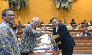 Anggota DPR RI Mulyadi saat memberikan surat permohonan percepatan normalisasi sungai Cileungsi Cikeas di Jakarta. Foto : Dok. KP2C