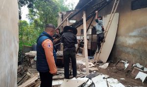 Rumah warga terancam ambruk dan menggantung akibat tanah longsor di Kampung Pasirmalang RT 3/4 Desa Cipada, Kecamatan Cikalongwetan, Kabupaten Bandung Barat. Kamis (8/23). Dok. Jabarekspres