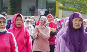 Kesehatan Lansia di Cimahi Jadi Prioritas, 250 Peserta Ikuti Senam Bersama di Technopark Penjabat (Pj) Sekda Kota Cimahi, Maria Fitriani bersalaman dengan lansia di area jogging Technopark dalam peringatan hari lanjut usia nasional belum lama ini / Cecep Herdi