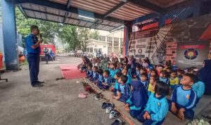 Siswa Paud Camelia antusian mendengarkan penjelasan dari petugas pemadam kebaran di Makod Damkar, Jalan Baros Kota Cimahi. (Foto Istimewa)