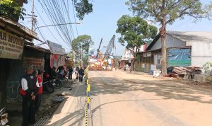 Suasana penutupan sementara jembatan Cikereteg, Kabupaten Bogor, Jumat (9/6). Foto : Sandika Fadilah/Jabarekspres.com