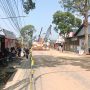 Suasana penutupan sementara jembatan Cikereteg, Kabupaten Bogor, Jumat (9/6). Foto : Sandika Fadilah/Jabarekspres.com