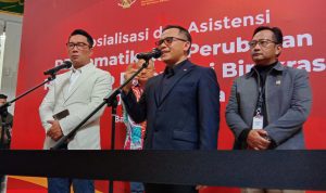 Soal Rencana Penghapusan Tenaga Non ASN, Menpan RB Ngaku Masih Cari Solusi Dok. Menteri PAN-RB, Abdullah Azwar Anas (tengah). Jum'at (9/7). Foto. Sandi Nugraha.