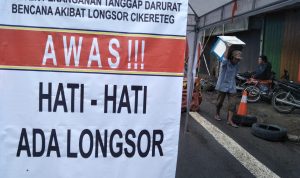 Jembatan Bailey Cikereteg Ditutup, Pejalan Kaki Masih Bisa Melintas Ilustrasi :Warga melintas di Jembatan Cikereteg beberapa waktu lalu. Foto : Sandika Fadilah/Jabarekspres.com