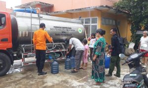 Petugas BPBD Kabupaten Bogor saat memberikan air bersih kepada masyarakat. Foto : Sandika Fadilah/Jabrekspres.com