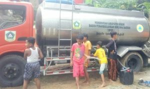 Warga saat mengambil air bersih di mobil tangki BPBD Kabupaten Bogor.