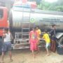 6.903 Warga Kabupaten Bogor Terdampak Kekeringan Warga saat mengambil air bersih di mobil tangki BPBD Kabupaten Bogor.
