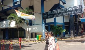 Dok. Aktivis di kampus ISBI kembali normal pasca terbakarnya Gedung tlTeather Dwi Asri. Selasa (13/6). Foto. Sandi Nugraha.
