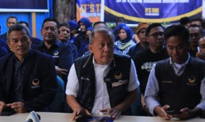 GANTI: Ketua DPW Partai Nasdem Jabar Saan Mustopa (tengah) saat menyampaikan tanggapan terkait gejolak di Nasdem Indramayu.