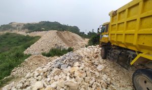 Pertambangan batu kapur di Pamuncatan, Kecamatan Padalarang, Kabupaten Bandung Barat. Rabu (14/23). Dok: Jabarekspres