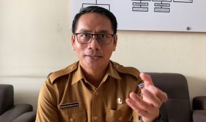 Kepala Dinas Perdagangan Koperasi UMKM dan Perindustrian Kota Cimahi Dadan Darmawan saat ditemui di ruang kerjanya. / Cecep Herdi