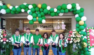 President Director & CEO Manulife Indonesia Ryan Charland (kedua dari kiri) dan Director & GM Agency Manulife Indonesia Novita Rumngangun (ketiga dari kanan) menggunting pita sebagai tanda peresmian Kantor Mandiri di Bandung, Senin (12/6/2023).