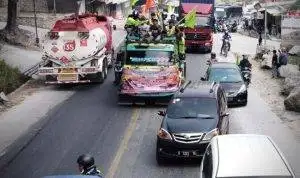Demo di Gedung DPRD Bandung Barat, Buruh Tolak PHK Massal Massa buruh menggelar aksi unjuk rasa mengerahkan kendaraan truk pengangkut tambang batu kapur di sepanjang Jalan Raya Padalarang - Cianjur, Kabupaten Bandung Barat. Kamis (15/23). Dok: Jabarekspres