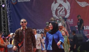 Plh Wali Kota Cimahi Maria Fitriana (kanan) berlenggok di catwalk Fashion Show dan gelaran produk IKM Indusri di komplek perkantoran Pemkot Cimahi baru-baru ini. (Foto Istimewa)