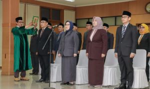 Penyegaran Organisasi Perangkat Daerah di Pemkot Cimahi, Empat Pejabat Dirotasi DIAMBIL SUMPAH: Empat pejabat eselon II di lingkungan Pemkot Cimahi saat proses pelantikan belum lama ini.