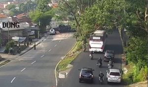 Satu Unit Truk Berjenis Fuso Terguling di Cagak Nagreg, Tutupi Jalan Bandung-Tasikmalaya. Foto Istimewa