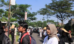14 Ribuan Orang Berebut Loker di Job Fair, Kiara Artha Park Banjir Manusia MENGULAR: Antrean peserta Job Fair di Kiara Artha Park (20/6).