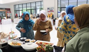 Plh Wali Kota Cimahi Maria Fitriana mencicipi hasil olahan ikan dalam lomba olahan keanekaragaman ikan yang digelar Pemkot dalam rangka HUT Kota Cimahi ke 22. ? Cecep Herdi